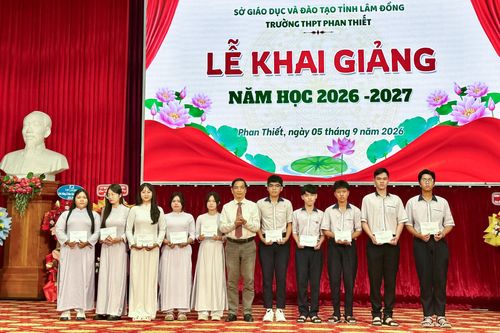 Đồng chí Võ Thanh Bình, Ủy viên Ban Thường vụ Tỉnh ủy, Bí thư Đảng ủy phường Phan Thiết trao học bổng cho các em học sinh