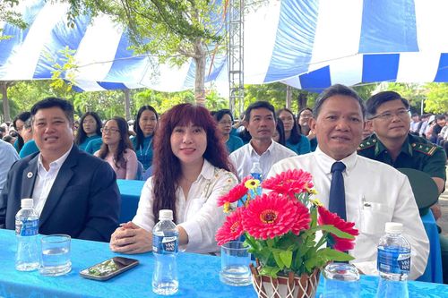 Ông Phạm Văn Nam, Ủy viên Ban Thường vụ Tỉnh ủy, Bí thư Đảng ủy, Chủ tịch HĐND phường Mũi Né (ngoài cùng bên phải) cùng các đại biểu dự lễ khai giảng tại Trường THPT Bùi Thị Xuân - Mũi Né, phường Mũi Né