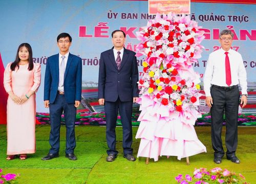 Phó Chủ tịch UBND tỉnh Nguyễn Minh tặng hoa chúc mừng nhà trường
