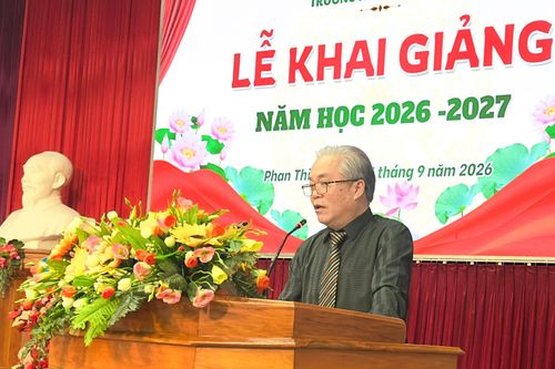 Ông Hoàng Quốc Linh, Hiệu trưởng Trường THPT Phan Thiết phát biểu tại lễ khai giảng