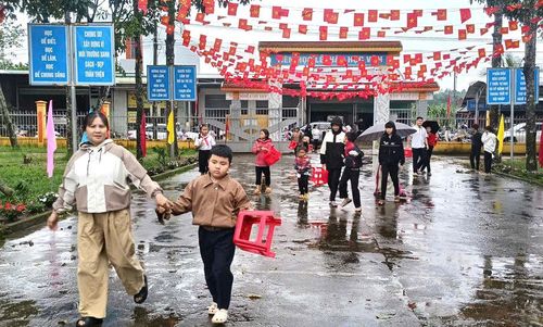 Phụ huynh đưa học sinh đến Trường Tiểu học và THCS Trần Quốc Toản dự khai giảng