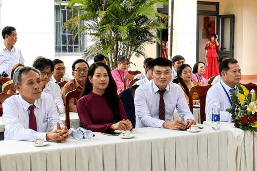 Đồng chí Nguyễn Văn Tám, Ủy viên Ban Thường vụ Tỉnh ủy, Trưởng Ban Nội chính Tỉnh ủy Lâm Đồng (ngoài cùng bên trái) dự lễ khai giảng năm học 2026 - 2027 tại Trường Tiểu học và THCS Đạ M’ri