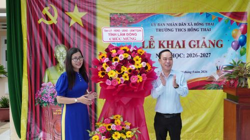 Đồng chí Lê Huy Toàn, Tỉnh ủy viên, Giám đốc Báo và Phát thanh, Truyền hình Lâm Đồng tặng hoa chúc mừng nhà trường