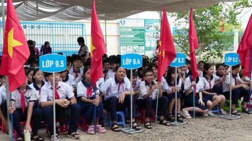 Các em học sinh tham gia dự lễ khai giảng năm học mới