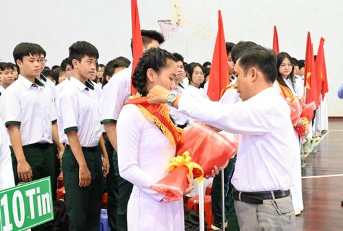 Hiệu trưởng Trường THPT Chuyên Trần Hưng Đạo Trần Minh Hải tặng hoa, thực hiện nghi thức cho học sinh đầu cấp