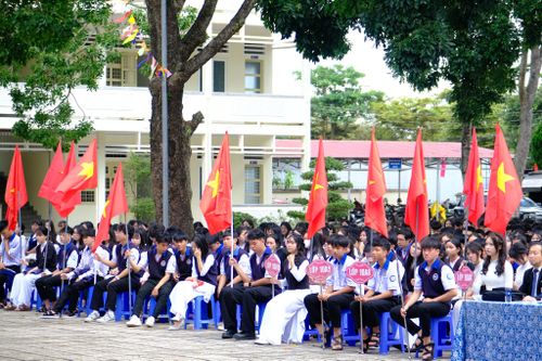 Các em học sinh Trường THPT Lâm Hà tham dự lễ khai giảng năm học mới 2026 - 2027