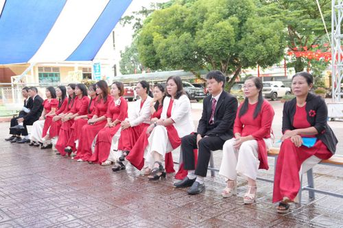 Cán bộ, giáo viên Trường Tiểu học và THCS Lương Thế Vinh trong ngày khai giảng năm học mới
