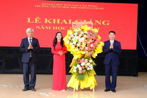 Đồng chí Bùi Huy Thành, Ủy viên Ban Thường vụ Tỉnh ủy, Trưởng Ban Tuyên giáo Tỉnh ủy trao tặng lẵng hoa chúc mừng của Tỉnh ủy, HĐND, UBND, Ủy ban MTTQ Việt Nam tỉnh Lâm Đồng cho nhà trường