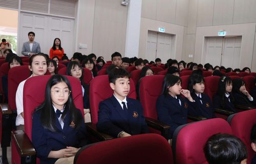 Học sinh Trường Tiểu học, THCS và THPT Yersin Đà Lạt tham dự lễ khai giảng năm học mới