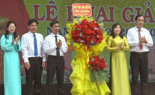 Đồng chí Hà Thị Hạnh, Ủy viên Ban Thường vụ Tỉnh ủy, Phó Chủ tịch Ủy ban MTTQ Việt Nam tỉnh tặng lẵng hoa chúc mừng nhà trường