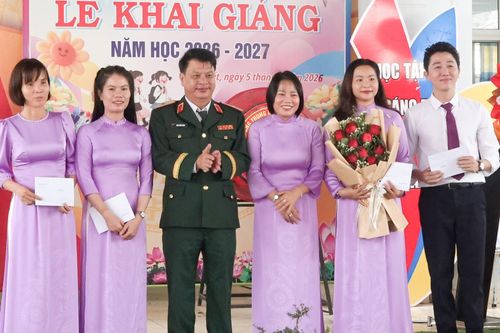 Thiếu tướng Đinh Hồng Tiếng, Ủy viên Ban Thường vụ Tỉnh ủy, Chỉ huy trưởng Bộ Chỉ huy Quân sự tỉnh và bà Lê Thị Song Hoài, Hiệu trưởng Trường THCS Suối Kiết khen thưởng cho giáo viên dạy giỏi của Trường THCS Suối Kiết