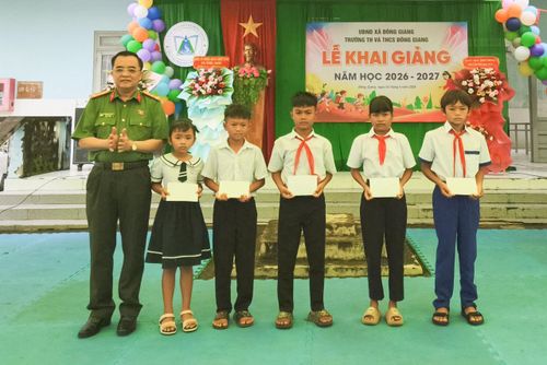 Đại tá Huỳnh Ngọc Liêm, Phó Giám đốc Công an tỉnh dự và trao học bổng cho các em học sinh Trường Tiểu học và THCS Đông Giang, xã Đông Giang
