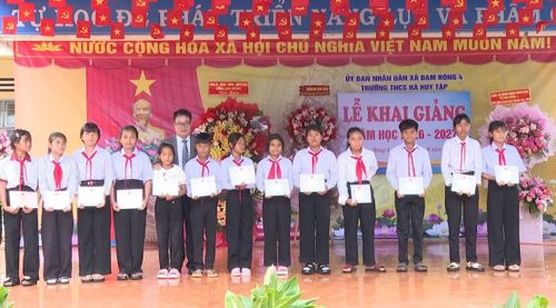 Những suất học bổng là nguồn động viên thiết thực, tiếp thêm nghị lực để học sinh có hoàn cảnh khó khăn vươn lên trong học tập, lan tỏa tinh thần “không ai bị bỏ lại phía sau”