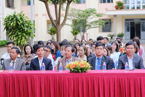 Đồng chí Nguyễn Khắc Bình, Ủy viên Ban Thường vụ Tỉnh ủy, Chánh Văn phòng Tỉnh ủy Lâm Đồng (thứ 2 từ phải sang) cùng đại diện lãnh đạo địa phương dự lễ khai giảng