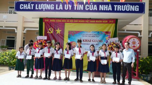 Đồng chí Lê Huy Toàn đại diện tỉnh trao 10 suất học bổng cho các em học sinh