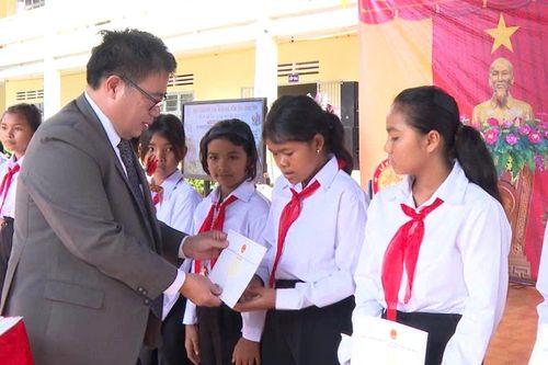 Đồng chí Nguyễn Ngọc Phúc, Tỉnh ủy viên, Phó Chủ tịch UBND tỉnh tặng học bổng cho học sinh nghèo vượt khó của Trường THCS Hà Huy Tập