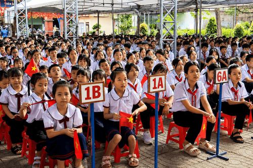 Hơn 1.050 học sinh Trường Tiểu học và THCS Đạ M’ri dự lễ khai giảng