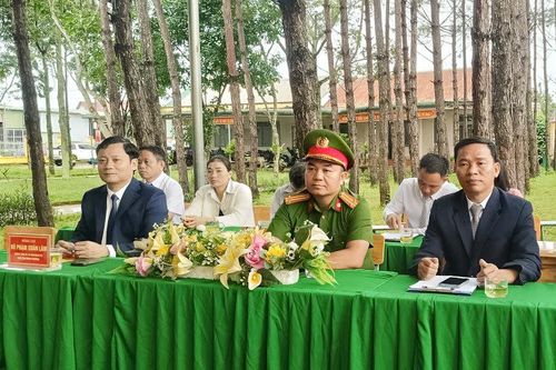 Đồng chí Võ Phạm Xuân Lâm, Ủy viên Ban Thường vụ Tỉnh ủy, Bí thư Đảng ủy phường Bắc Gia Nghĩa (ngoài cùng bên trái) dự khai giảng tại Trường Tiểu học và THCS Trần Quốc Toản