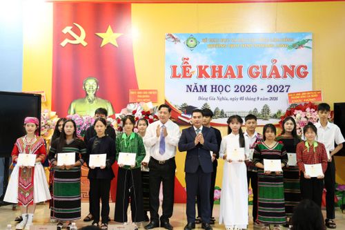 Đồng chí Tiêu Hồng Phúc, Ủy viên Ban Thường vụ Tỉnh ủy, Phó Chủ tịch HĐND tỉnh Lâm Đồng trao tặng 20 suất học bổng cho học sinh có hoàn cảnh khó khăn của nhà trường