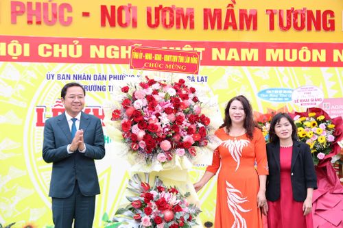 Đồng chí Tôn Thiện Đồng, Ủy viên Ban Thường vụ Tỉnh ủy, Trưởng Ban Tổ chức Tỉnh ủy tặng hoa chúc mừng Trường Tiểu học Chu Văn An