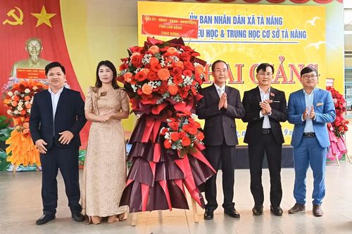 Đồng chí Huỳnh Ngọc Anh, Ủy viên Ban Thường vụ Tỉnh ủy, Phó Bí thư Thường trực Đảng ủy Các cơ quan Đảng tỉnh Lâm Đồng (thứ 3 từ phải qua) tặng hoa chúc mừng thầy và trò nhà trường
