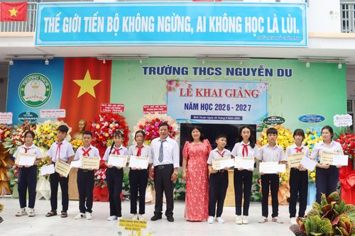 Trao tặng học bổng của UBND phường Bình Thuận cho học sinh có hoàn cảnh khó khăn vươn lên trong học tập của Trường THCS Nguyễn Du