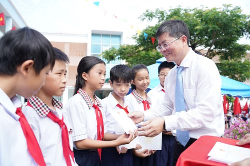 Phó Chủ tịch UBND tỉnh Lâm Đồng Nguyễn Hồng Hải tặng học bổng cho học sinh vượt khó vươn lên trong học tập