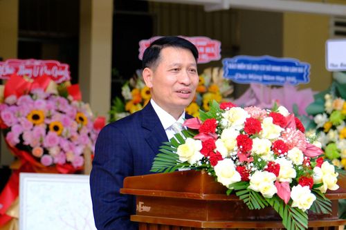 Đồng chí Bùi Huy Thành, Ủy viên Ban Thường vụ Tỉnh ủy, Trưởng Ban Tuyên giáo Tỉnh ủy phát biểu chúc mừng nhà trường nhân dịp khai giảng năm học mới