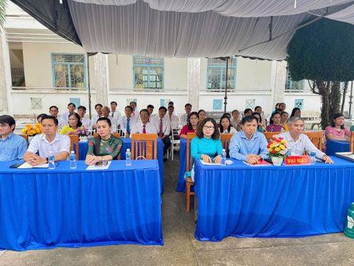 Đồng chí Nguyễn Văn Quang, Ủy viên Ban Thường vụ Tỉnh ủy, Chủ nhiệm Ủy ban Kiểm tra Tỉnh ủy (ngoài cùng bên phải) cùng lãnh đạo Sở Giáo dục và Đào tạo, các sở, ban, ngành, địa phương tham dự khai giảng tại Trường THCS Hồng Sơn, xã Hồng Sơn