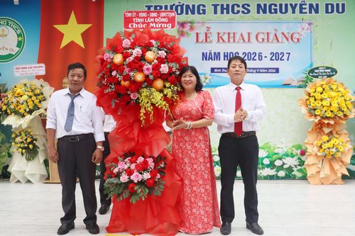 Đồng chí Nguyễn Hồng Pháp, Ủy viên Ban Thường vụ Tỉnh ủy, Bí thư Đảng uỷ phường Bình Thuận trao lẵng hoa chúc mừng của Tỉnh ủy - HĐND - UBND - Uỷ ban MTTQ Việt Nam tỉnh Lâm Đồng cho Trường THCS Nguyễn Du nhân dịp năm học mới