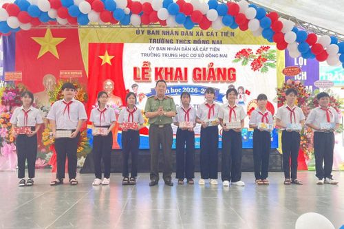 Đại tá Trần Văn Mười, Tỉnh ủy viên, Phó Bí thư Đảng ủy, Phó Giám đốc Công an tỉnh Lâm Đồng dự và trao học bổng cho các em học sinh Trường THCS Đồng Nai, xã Cát Tiên