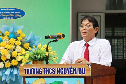 Đồng chí Nguyễn Hồng Pháp, Ủy viên Ban Thường vụ Tỉnh ủy, Bí thư Đảng uỷ phường Bình Thuận phát biểu tại lễ khai giảng Trường THCS Nguyễn Du