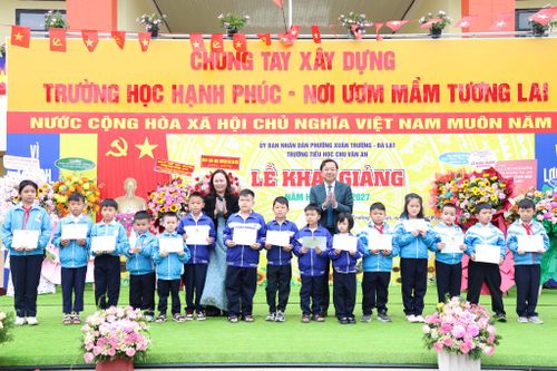 Đồng chí Tôn Thiện Đồng, Ủy viên Ban Thường vụ Tỉnh ủy, Trưởng Ban Tổ chức Tỉnh ủy tặng học bổng cho các em học sinh Trường Tiểu học Chu Văn An