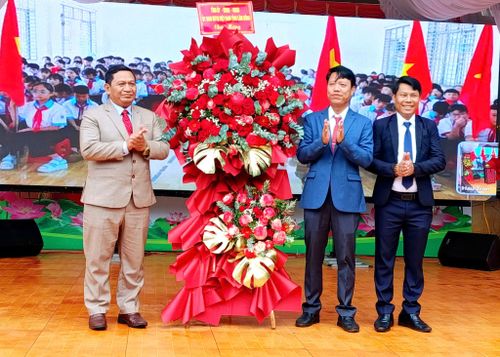 Đồng chí K’ Mák, Ủy viên Ban Thường vụ Tỉnh ủy, Phó Chủ tịch Thường trực HĐND tỉnh tặng hoa chúc mừng nhà trường nhân dịp khai giảng năm học mới