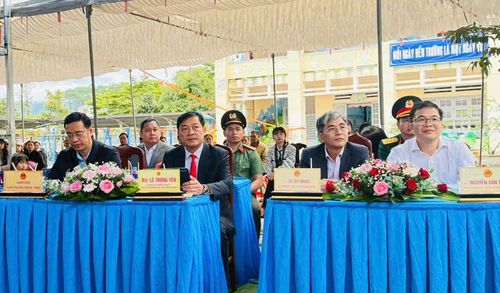 Đồng chí Lê Trọng Yên, Ủy viên Ban Thường vụ Tỉnh ủy, Phó Chủ tịch Thường trực UBND tỉnh (Thủ tướng Chính phủ có quyết định điều động bổ nhiệm giữ chức vụ Thứ trưởng Bộ Nông nghiệp và Môi trường từ ngày 4/9/2026) cùng các đại biểu dự lễ khai giảng tại Trường Tiểu học Chu Văn An, xã Đam Rông 1