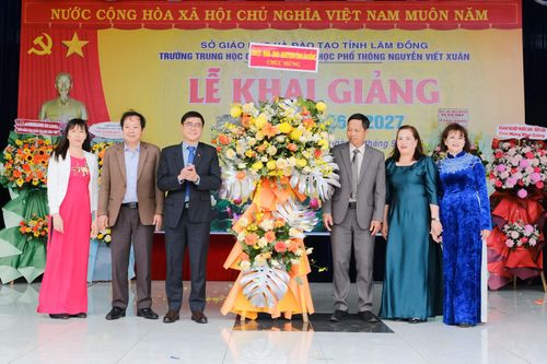 Đồng chí Nguyễn Khắc Bình, Ủy viên Ban Thường vụ Tỉnh ủy, Chánh Văn phòng Tỉnh ủy Lâm Đồng tặng hoa chúc mừng Ban Giám hiệu nhà trường