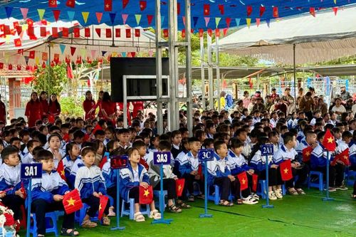 Học sinh dự lễ khai giảng năm học mới