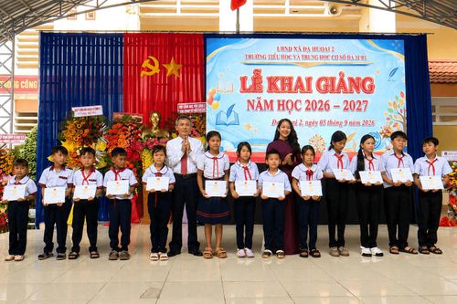 Đồng chí Nguyễn Văn Tám, Ủy viên Ban Thường vụ Tỉnh ủy, Trưởng Ban Nội chính Tỉnh ủy Lâm Đồng và lãnh đạo xã Đạ Huoai 2 trao học bổng cho các em học sinh