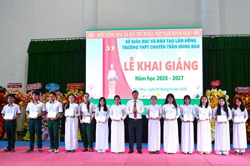 Đồng chí Phạm Triều, Ủy viên Ban Thường vụ Tỉnh ủy, Phó Chủ tịch Thường trực Ủy ban MTTQ Việt Nam tỉnh Lâm Đồng trao học bổng cho các em học sinh có hoàn cảnh khó khăn vươn lên trong học tập