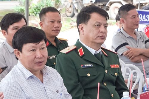 Thiếu tướng Đinh Hồng Tiếng, Ủy viên Ban Thường vụ Tỉnh ủy, Chỉ huy trưởng Bộ Chỉ huy Quân sự tỉnh và đại diện Sở Giáo dục và Đào tạo, lãnh đạo xã Suối Kiết dự khai giảng tại Trường THCS Suối Kiết