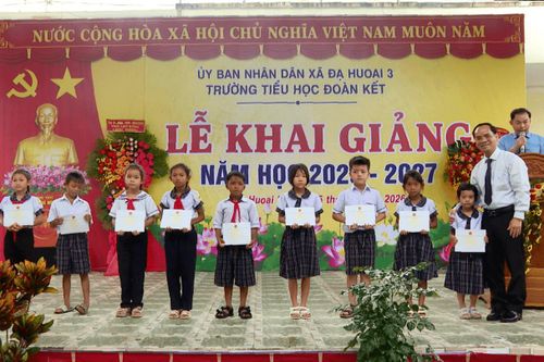 Đồng chí Đa Cát Vinh, Tỉnh ủy viên, Phó Chủ tịch HĐND tỉnh Lâm Đồng trao học bổng cho học sinh có hoàn cảnh khó khăn của Trường Tiểu học Đoàn Kết