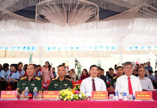 Phó Chủ tịch UBND tỉnh Nguyễn Minh dự lễ khai giảng và chung vui cùng thầy và trò Trường Phổ thông nội trú Quảng Trực