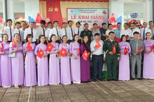 Thiếu tướng Đinh Hồng Tiếng, Ủy viên Ban Thường vụ Tỉnh ủy, Chỉ huy trưởng Bộ Chỉ huy Quân sự tỉnh, đại diện Sở Giáo dục và Đào tạo, đại diện lãnh đạo xã Suối Kiết chụp hình lưu niệm cùng tập thể giáo viên Trường THCS Suối Kiết