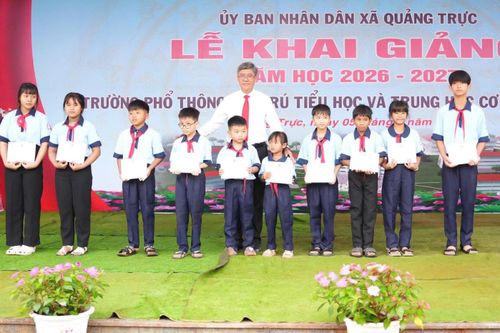 Phó Chủ tịch UBND tỉnh Nguyễn Minh trao học bổng cho học sinh vượt khó học tốt
