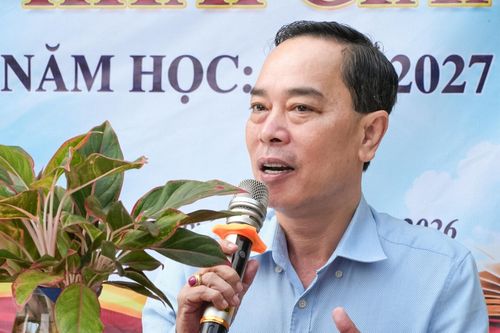 Đồng chí Lê Huy Toàn, Tỉnh ủy viên, Giám đốc Báo và Phát thanh, Truyền hình Lâm Đồng chia sẻ niềm vui với nhà trường trong ngày khai giảng năm học mới