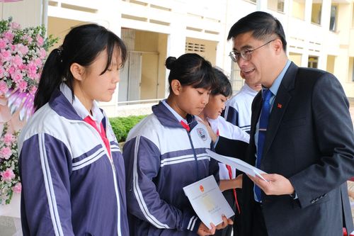 Đồng chí Nguyễn Khắc Bình, Ủy viên Ban Thường vụ Tỉnh ủy, Chánh Văn phòng Tỉnh ủy Lâm Đồng trao học bổng cho các em học sinh có hoàn cảnh khó khăn