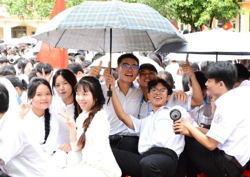 Học sinh Trường THPT Phan Bội Châu vui tươi, phấn khởi bước vào năm học mới