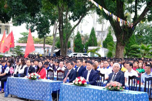 Đồng chí Bùi Huy Thành, Ủy viên Ban Thường vụ Tỉnh ủy, Trưởng Ban Tuyên giáo Tỉnh ủy cùng lãnh đạo địa phương tham dự lễ Khai giảng năm học mới tại Trường THPT Lâm Hà
