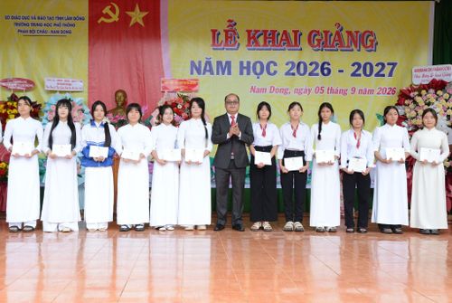 Đồng chí Y Quang BKrông, Ủy viên Ban Thường vụ Tỉnh ủy, Phó Chủ tịch HĐND tỉnh Lâm Đồng trao học bổng cho 15 em học sinh có hoàn cảnh khó khăn vượt khó học giỏi