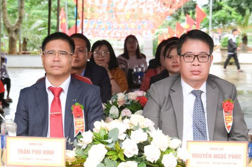Đồng chí Nguyễn Ngọc Phúc, Tỉnh ủy viên, Phó Chủ tịch UBND tỉnh Lâm Đồng cùng các đại biểu, thầy cô giáo và học sinh Trường THCS Hà Huy Tập tại lễ khai giảng năm học mới 2026 - 2027